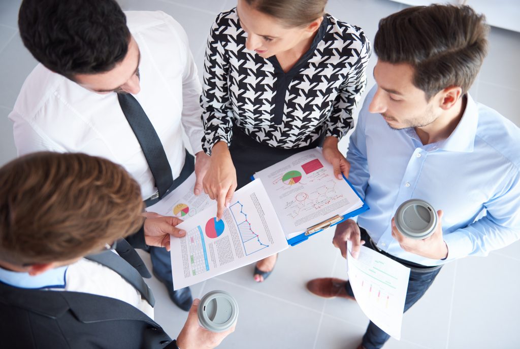 personas realizando una auditoria